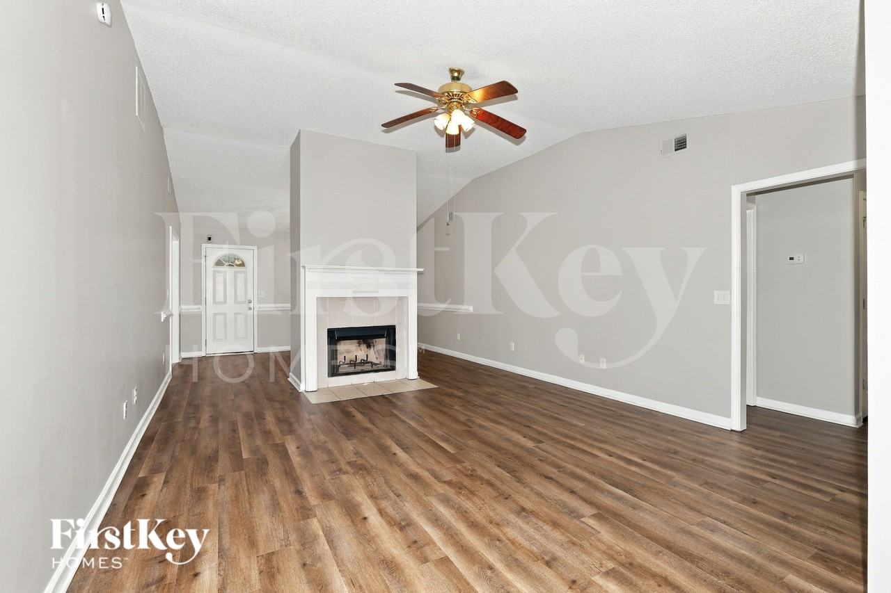 10306 Commons Xing - Photo 2 of 19