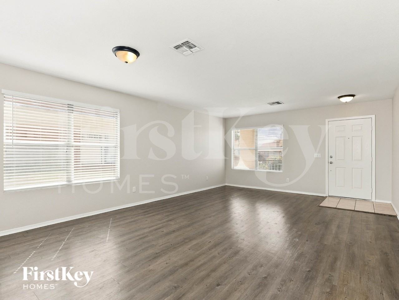 9223 S 1st Ave - Photo 2 of 19