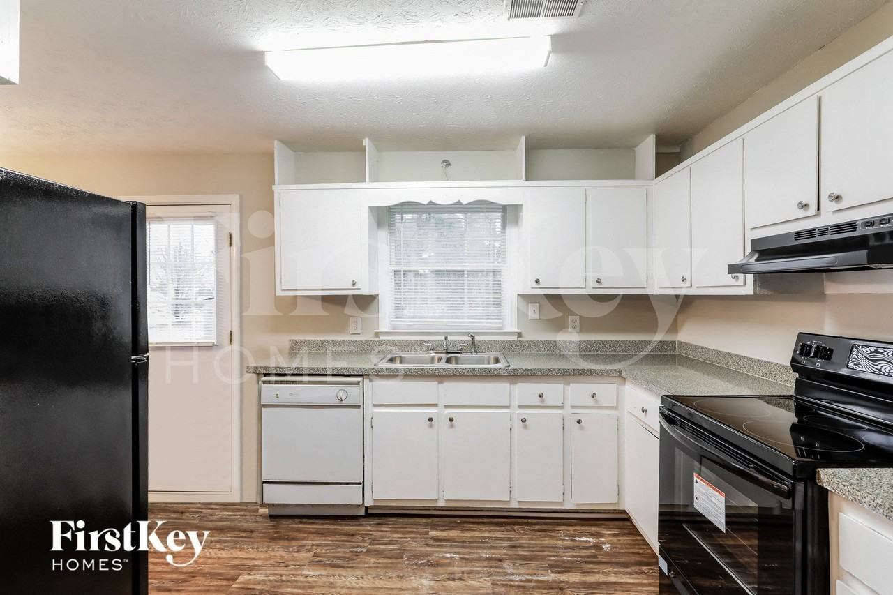 1853 Valley View Rd - Photo 5 of 14