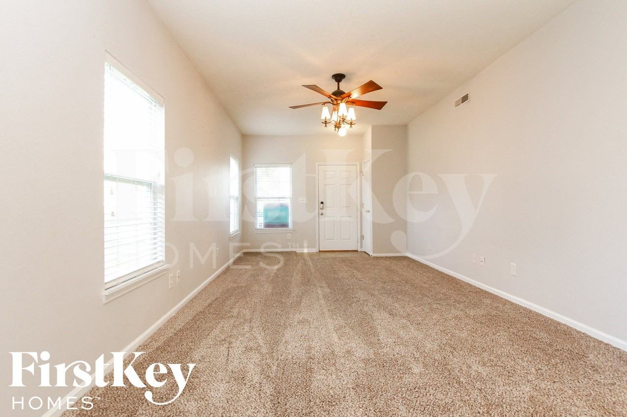8120 Whitham Dr - Photo 3 of 15