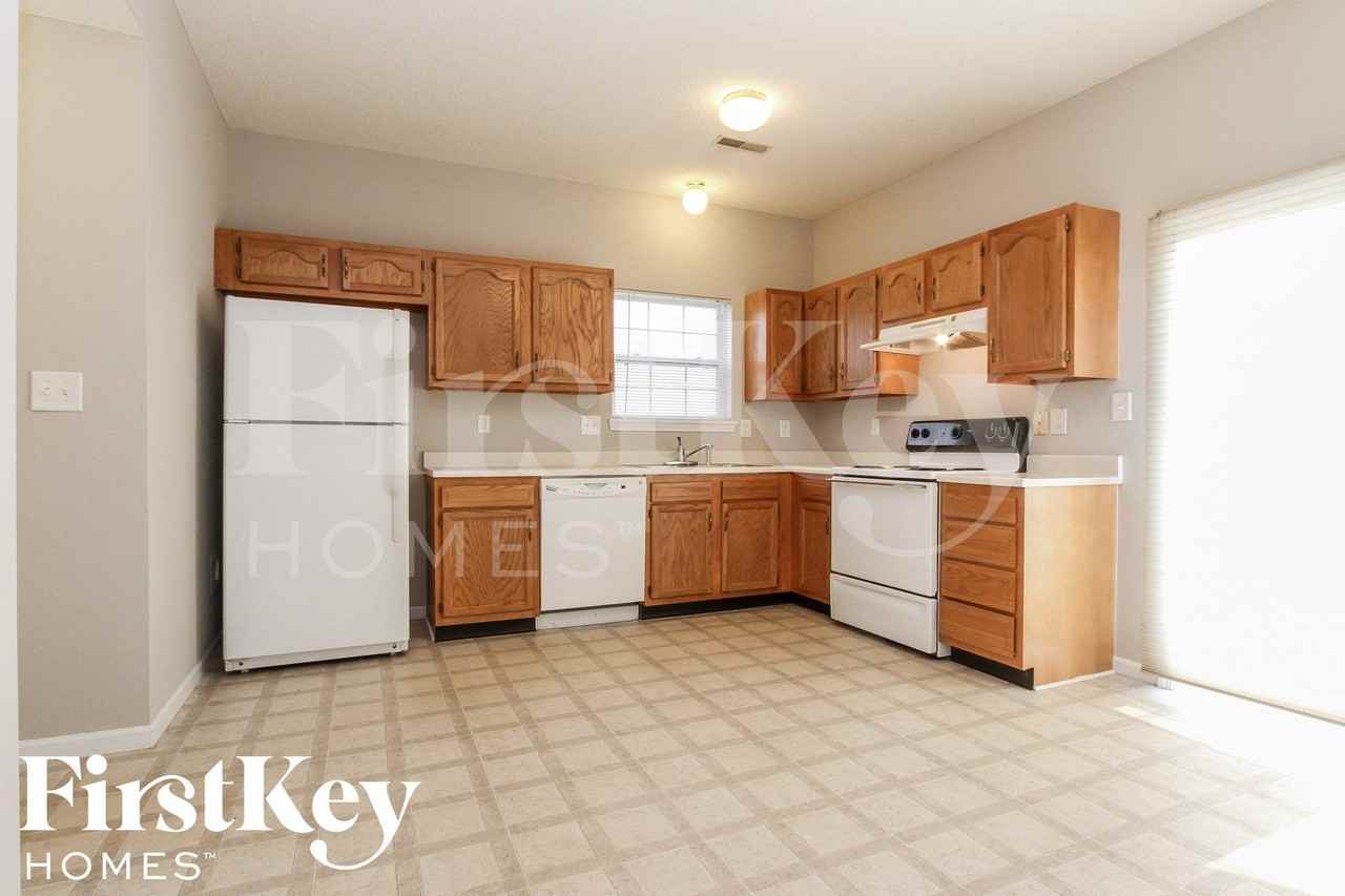 8120 Whitham Dr - Photo 4 of 15