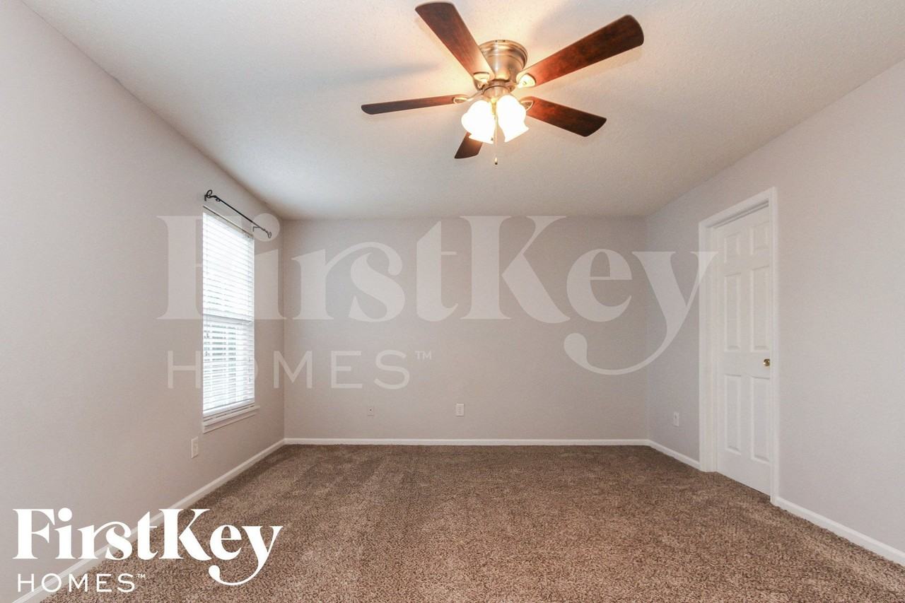 8120 Whitham Dr - Photo 5 of 15