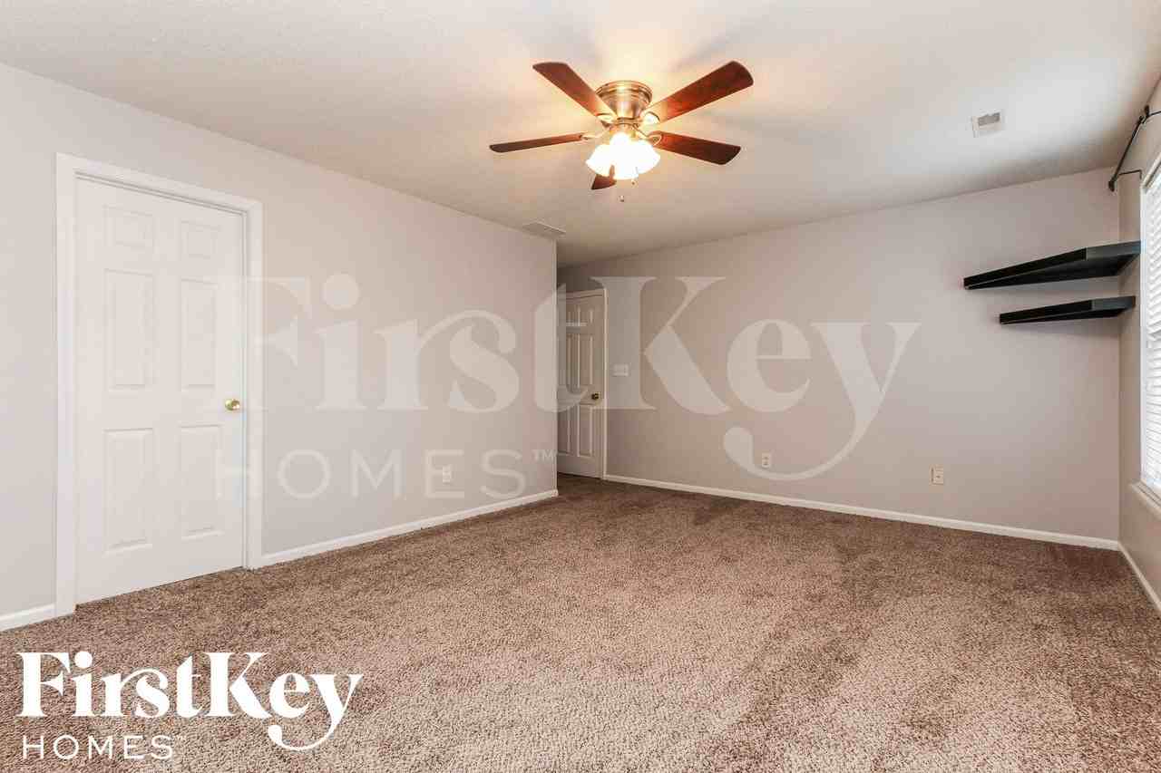 8120 Whitham Dr - Photo 6 of 15