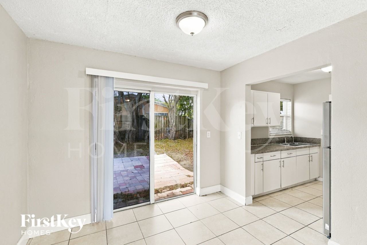 7060 Hope St - Photo 4 of 20