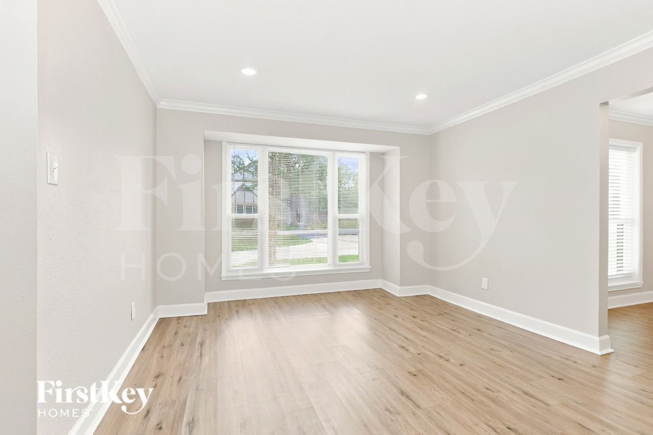 672 Ravensworth Dr - Photo 3 of 20