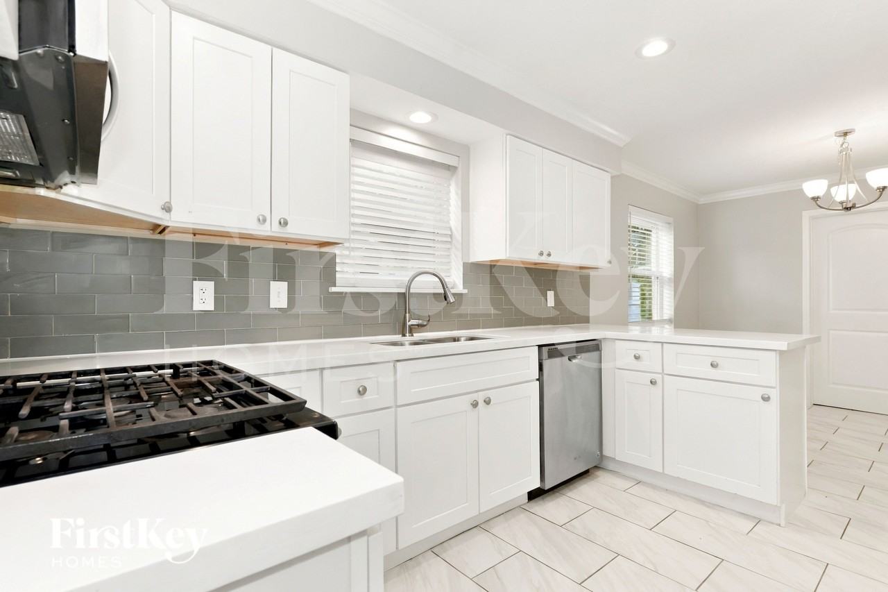 672 Ravensworth Dr - Photo 7 of 20