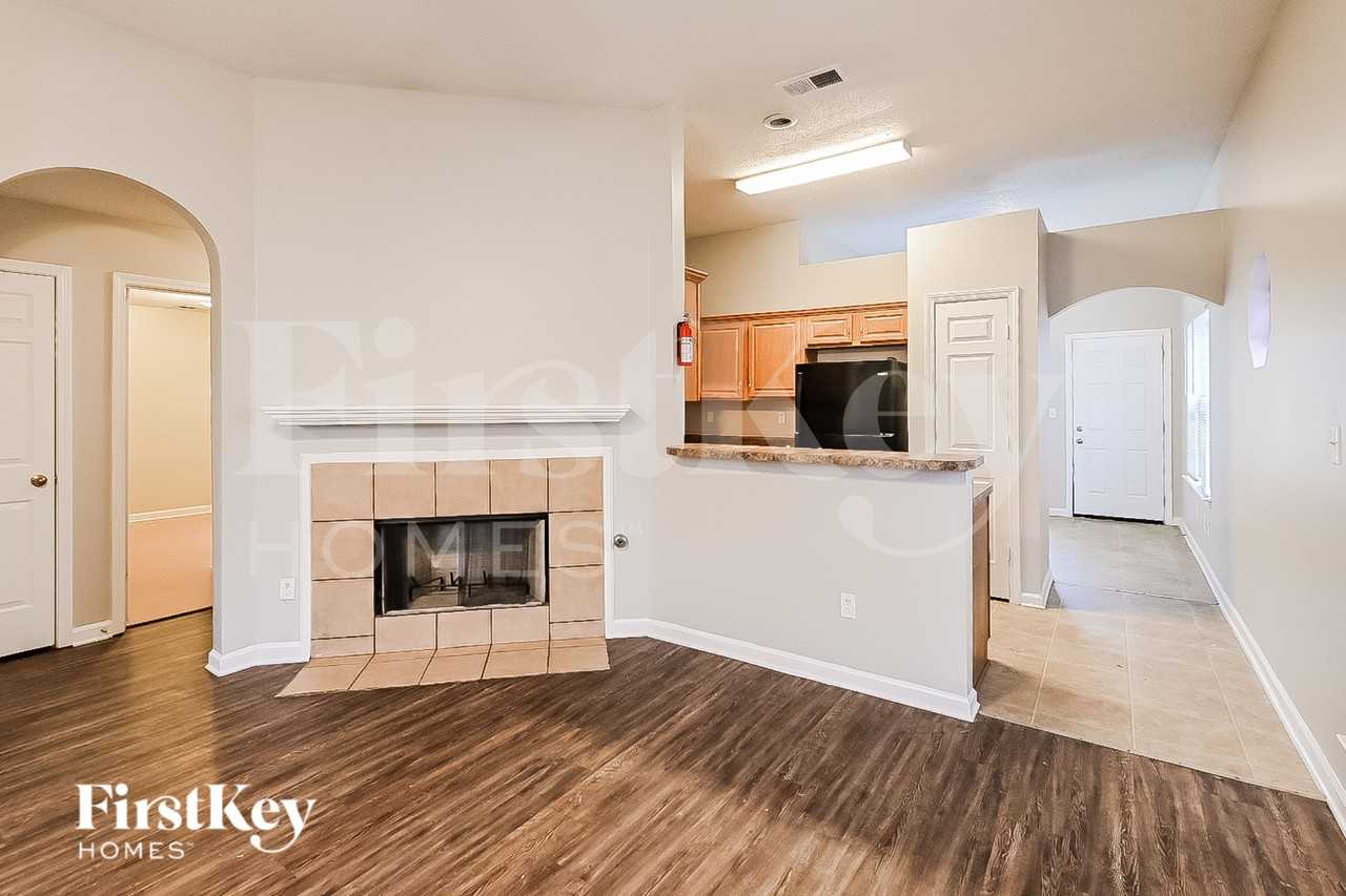 5599 Queens Ring Cv - Photo 4 of 15