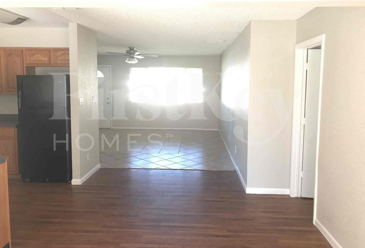 5219 W Sierra St - Photo 3 of 20