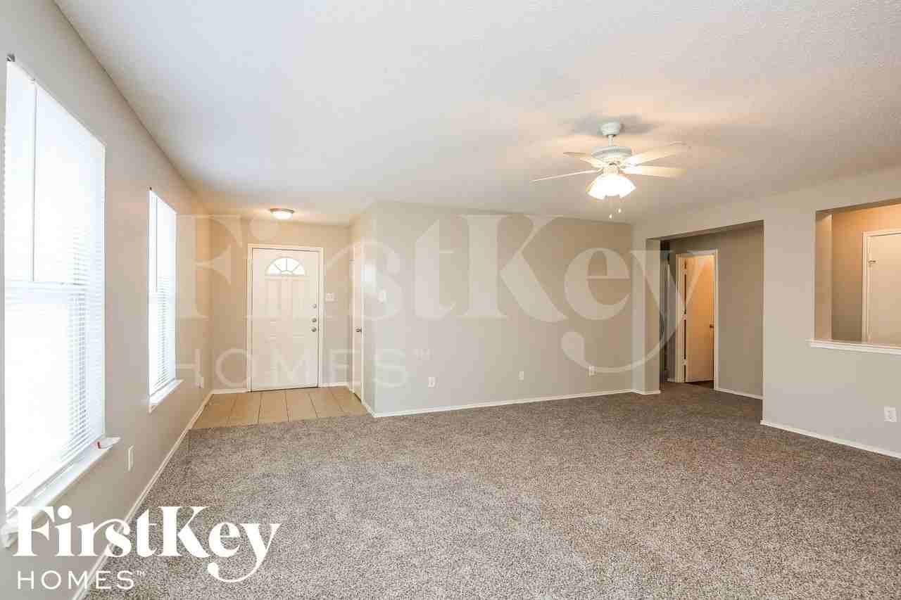 3425 Pinebrook Dr - Photo 2 of 15