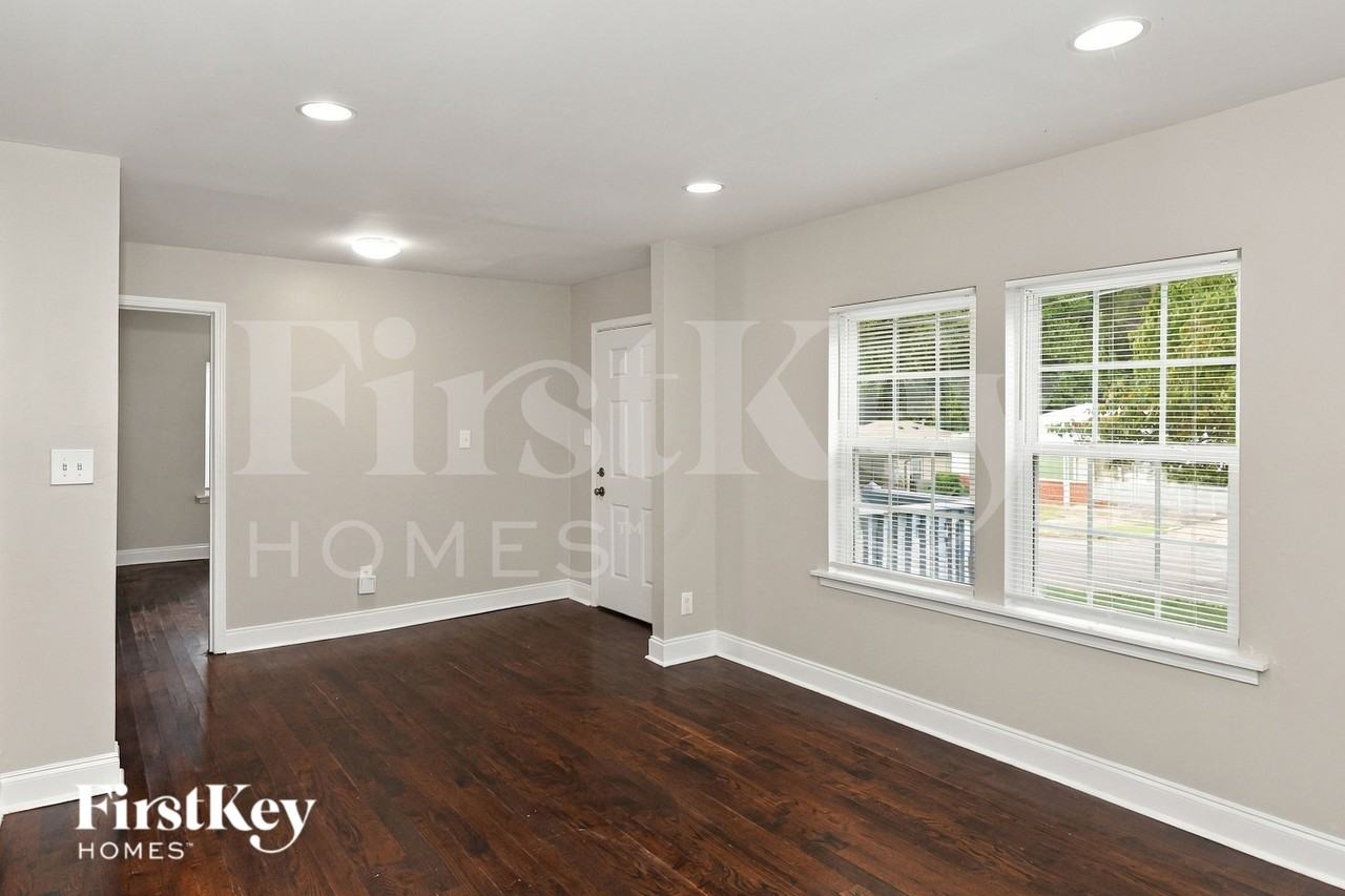 246 Maple St - Photo 4 of 19
