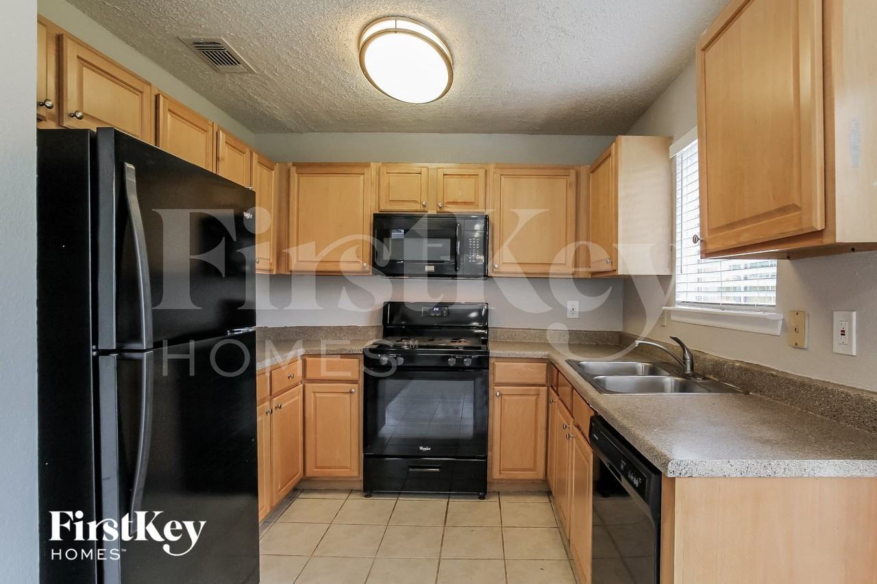 22110 Westland Creek Dr - Photo 5 of 15