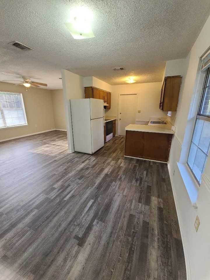 7123 Senterfitt Rd - Photo 3 of 10