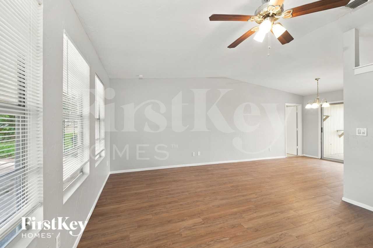 1209 Ne 18th Pl - Photo 3 of 21