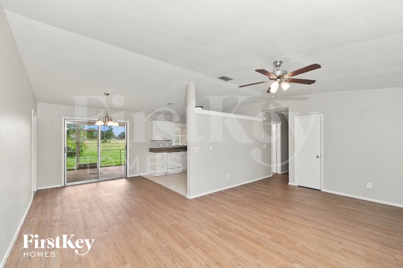 1209 Ne 18th Pl - Photo 4 of 21