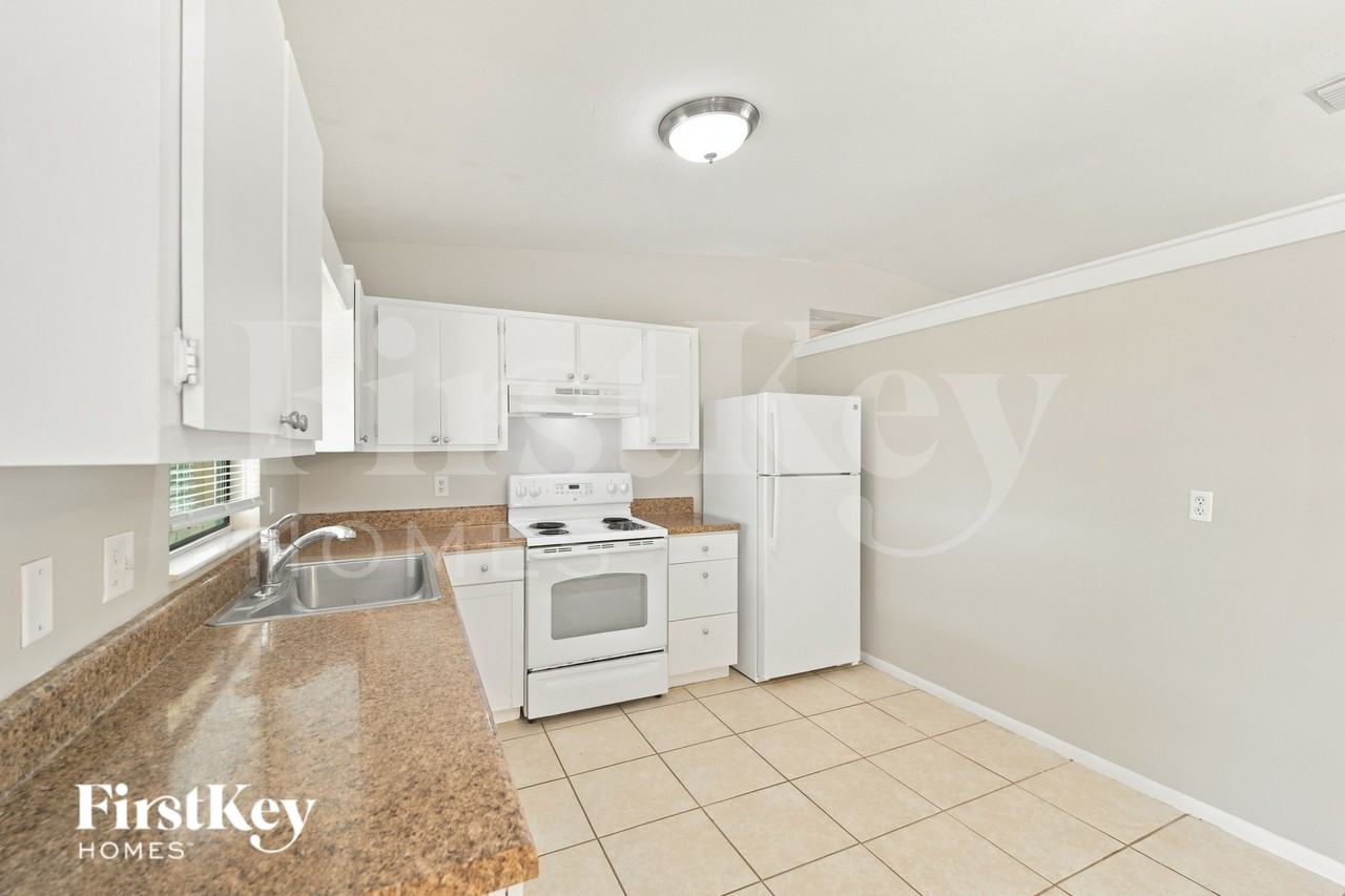 1209 Ne 18th Pl - Photo 7 of 21
