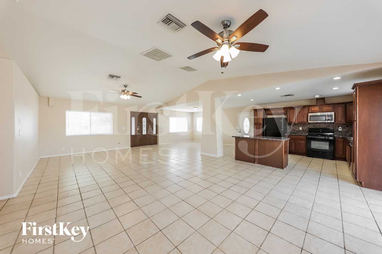 11740 N 80th Dr - Photo 4 of 16