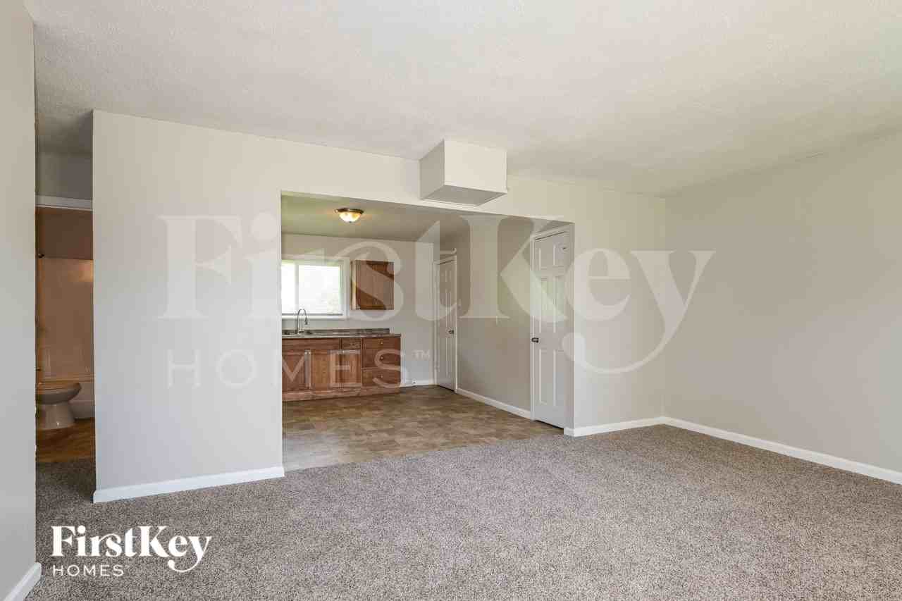 110 Robert Dr - Photo 3 of 16