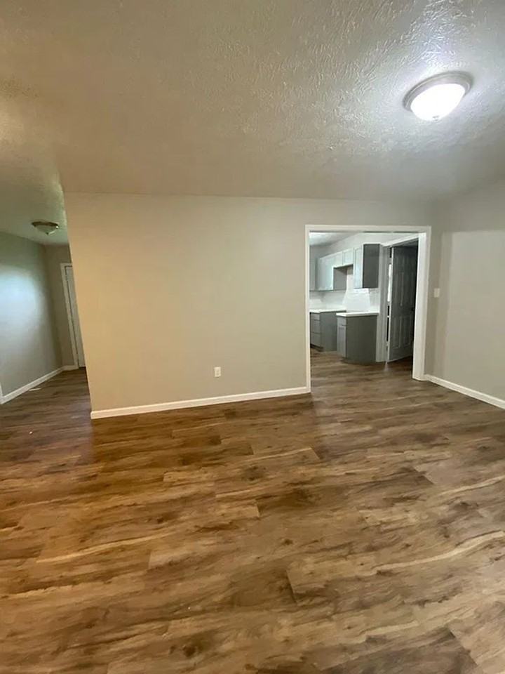 4210 Harding Dr - Photo 2 of 6