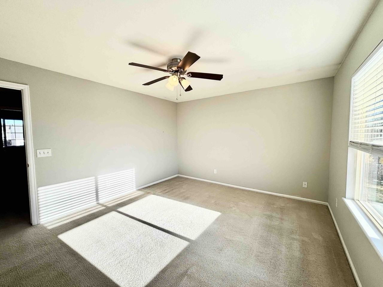7240 Mineral Wells Dr - Photo 4 of 39