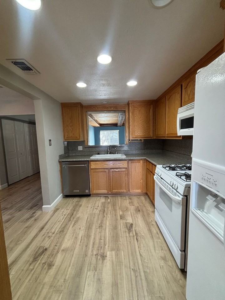 111 Maple St - Photo 6 of 26