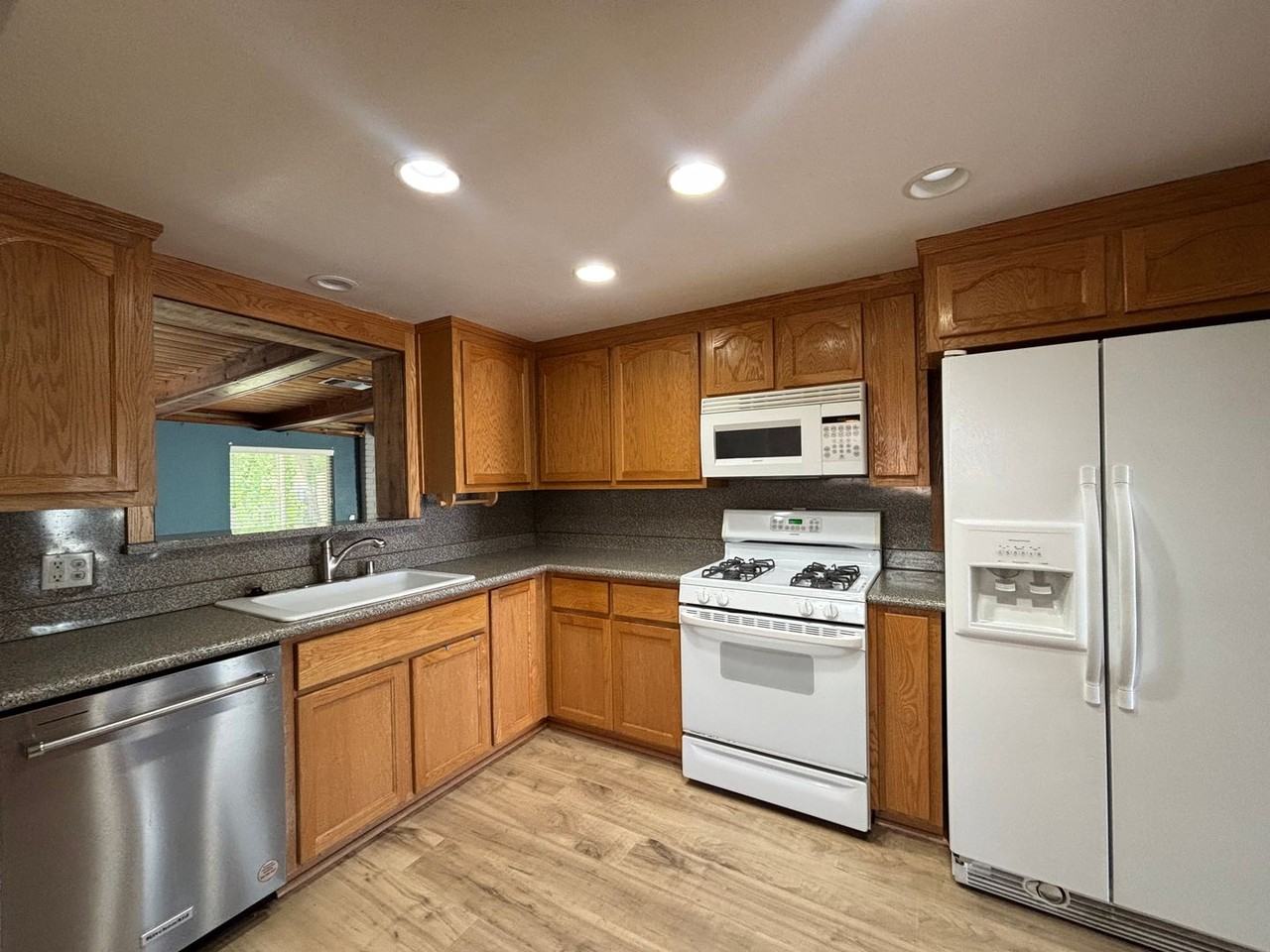 111 Maple St - Photo 7 of 26