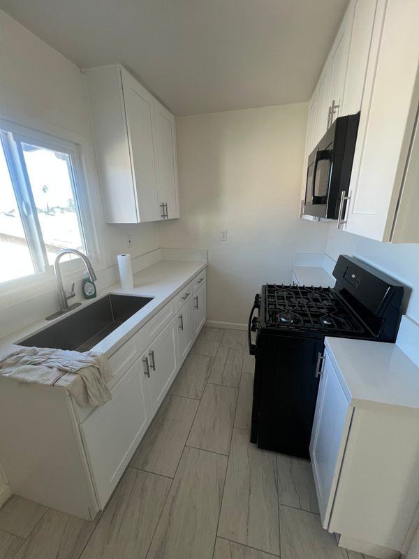1053 W 15th St - Photo 5 of 50