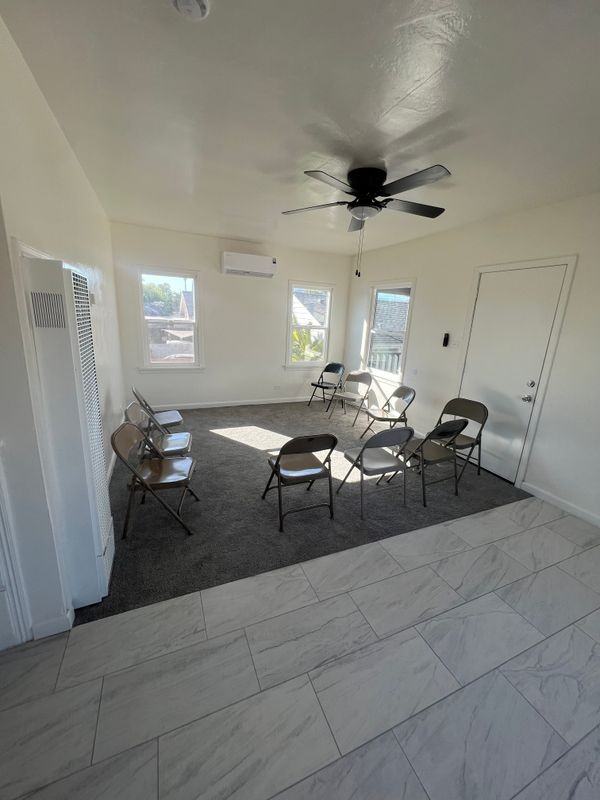 1053 W 15th St - Photo 7 of 48
