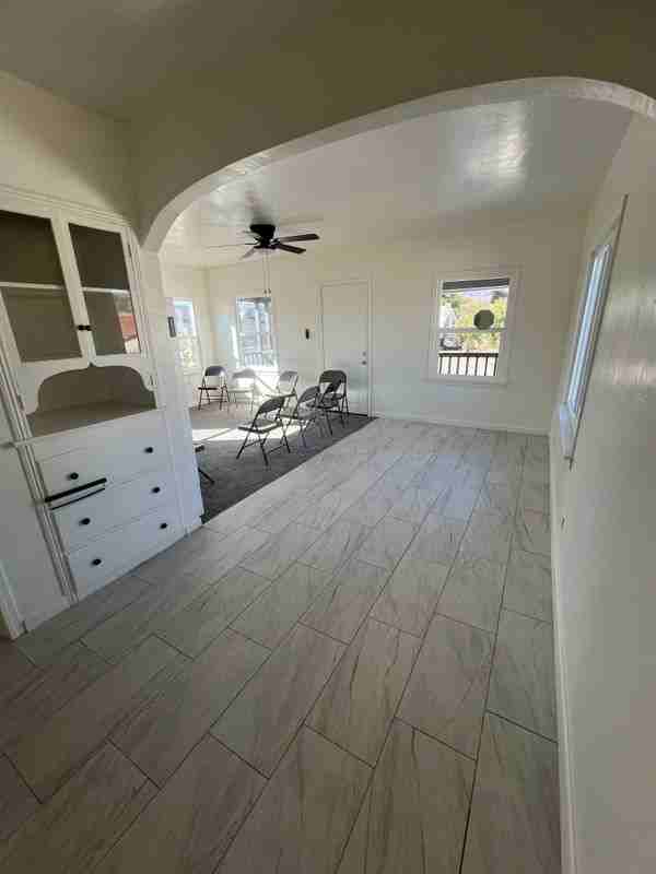 1053 W 15th St - Photo 6 of 48