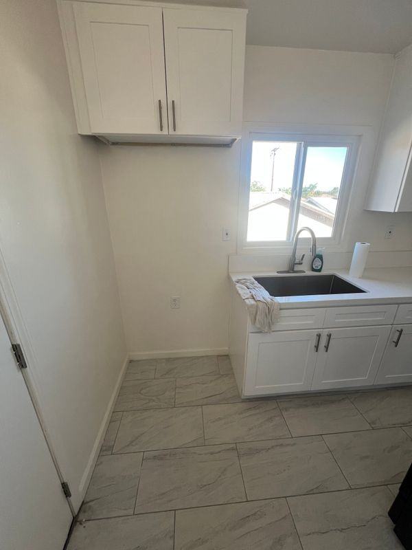 1053 W 15th St - Photo 4 of 48