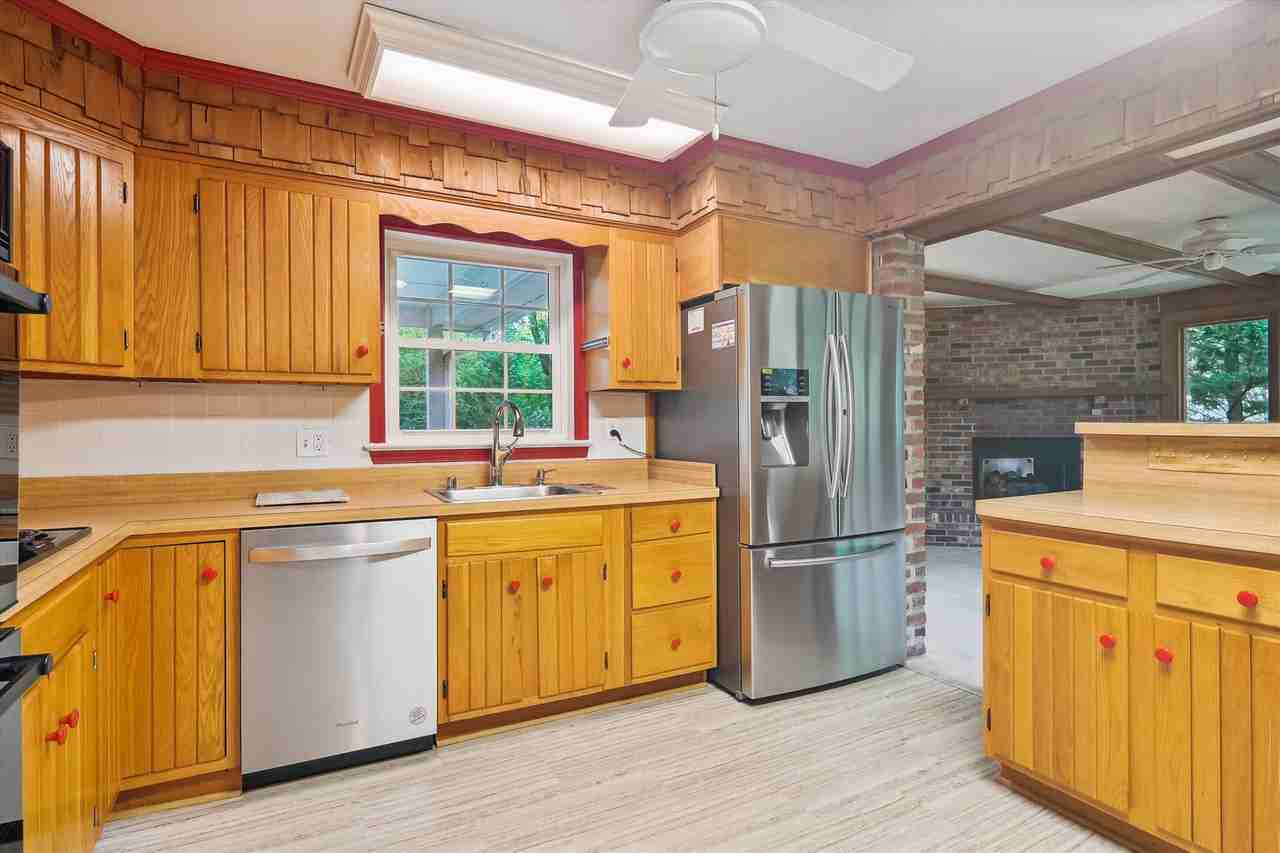 1110 Anesbury Ct - Photo 6 of 39