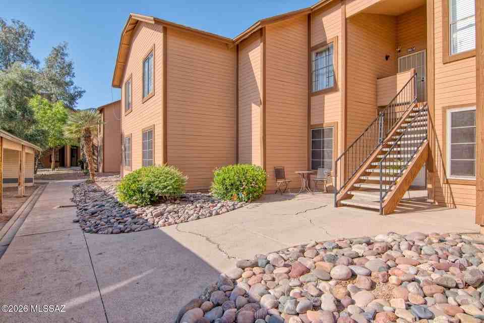 5616 S Wood Crest Dr - Photo 2 of 7