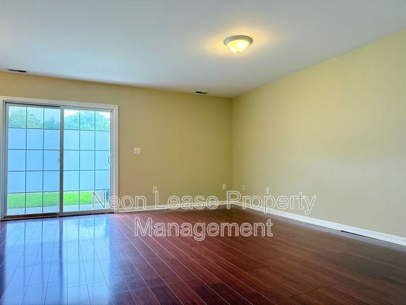 1103 Laurel Ct - Photo 2 of 9