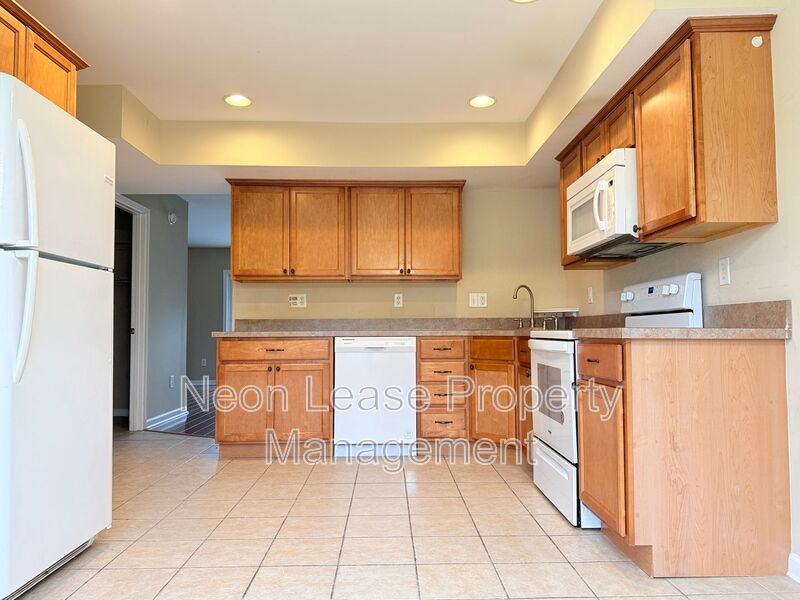 1103 Laurel Ct - Photo 4 of 9
