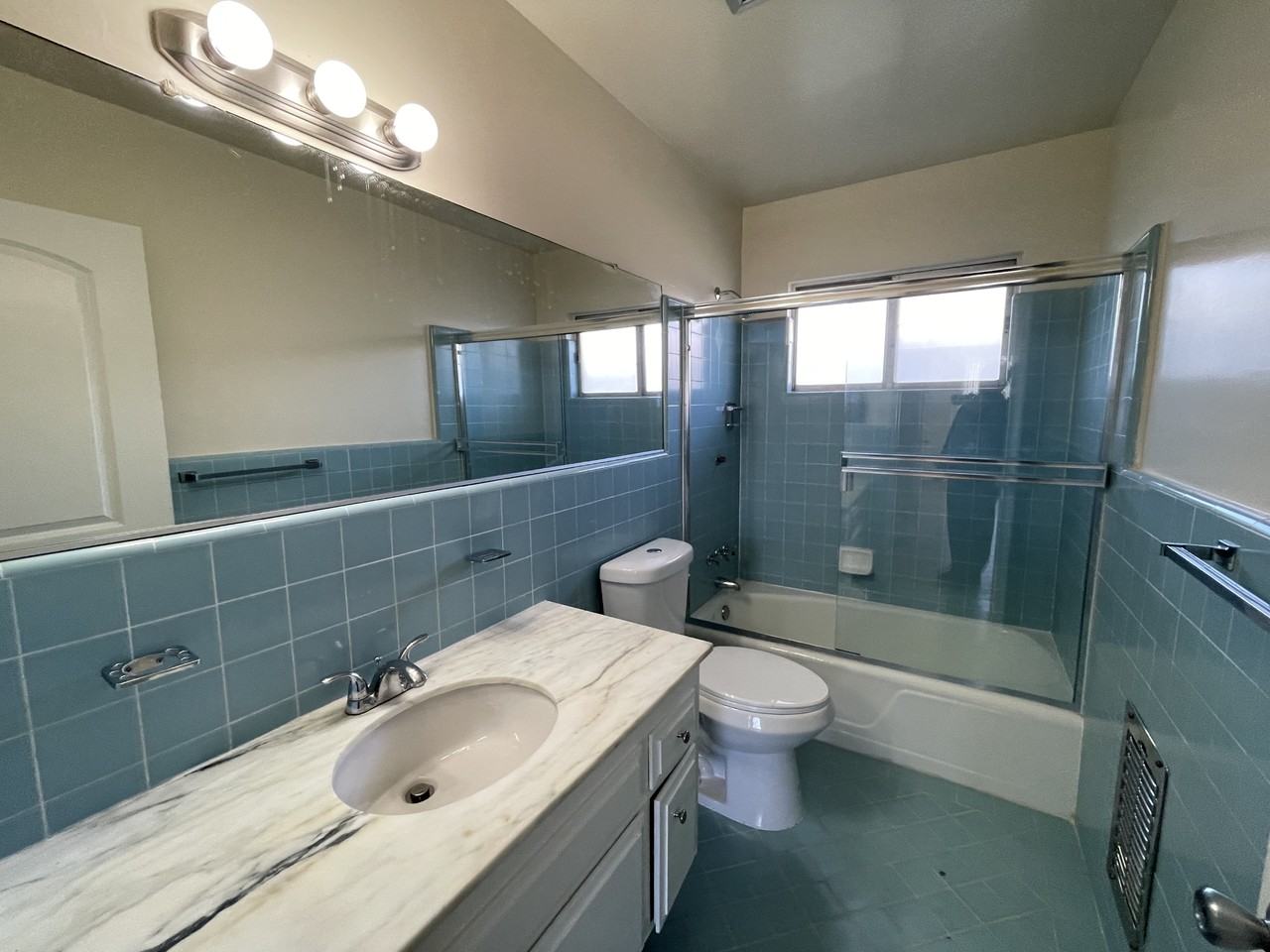 450 W Doran St #320 - Photo 4 of 8