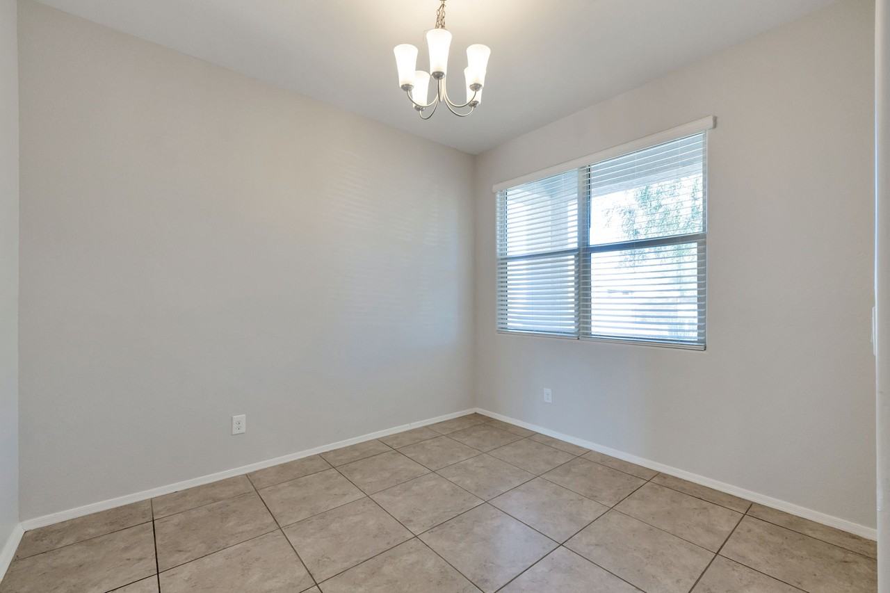 17916 N Pietra Rd - Photo 3 of 15