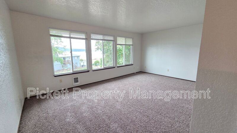 4617 Beach Dr E - Photo 4 of 20