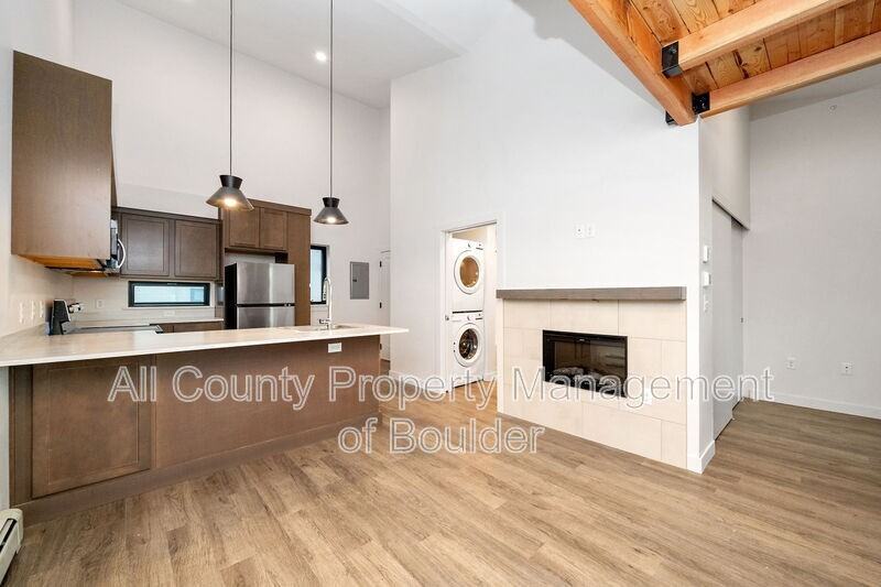 2301 Pearl St #10 - Photo 4 of 12