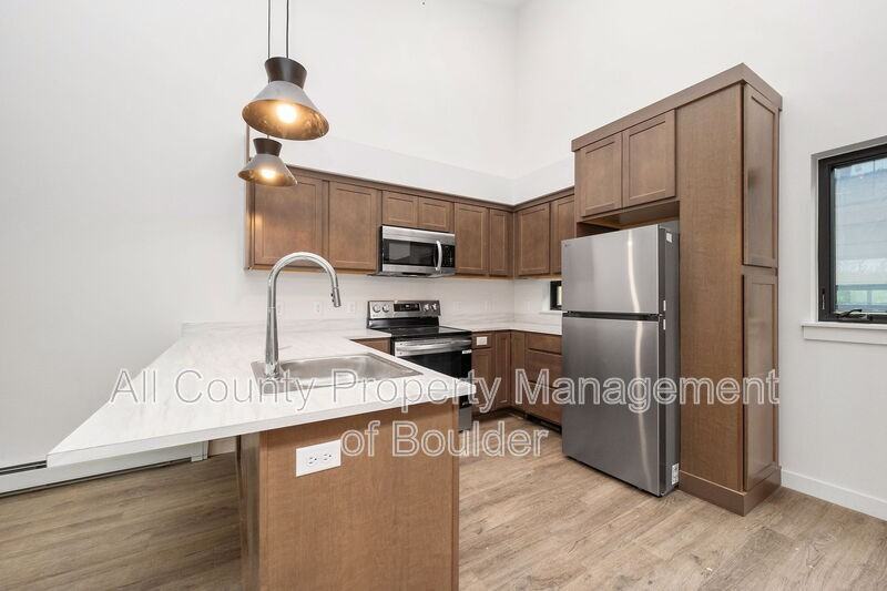 2301 Pearl St #10 - Photo 5 of 12