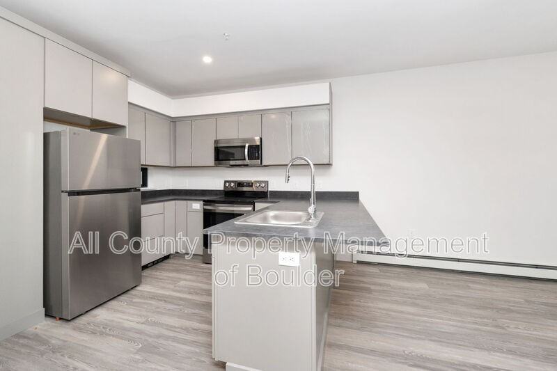 2301 Pearl St #5 - Photo 4 of 10