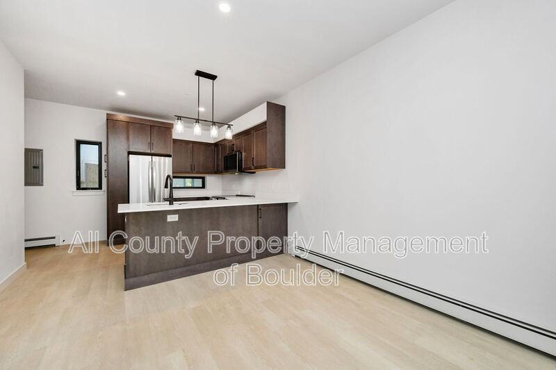 2301 Pearl St #7 - Photo 3 of 10