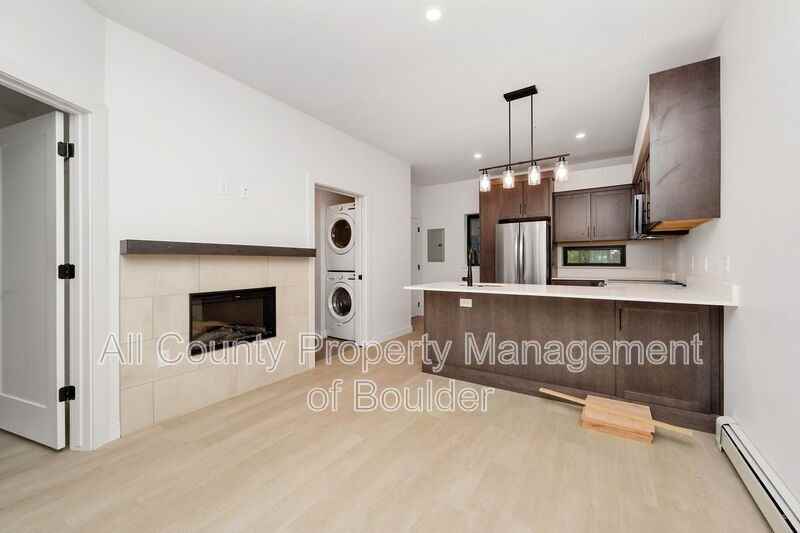2301 Pearl St #7 - Photo 4 of 10