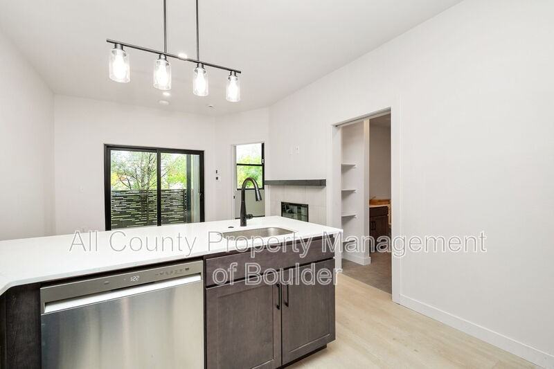 2301 Pearl St #7 - Photo 5 of 10