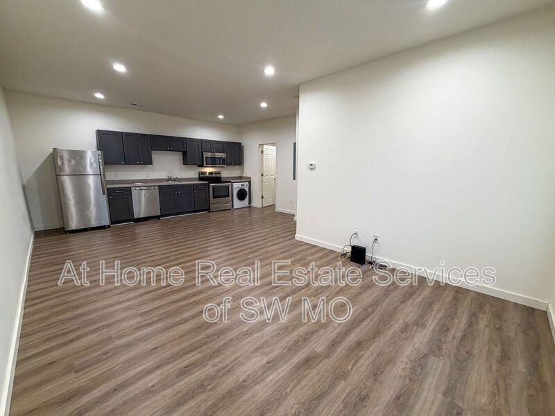2009 E Grand St #A - Photo 2 of 7