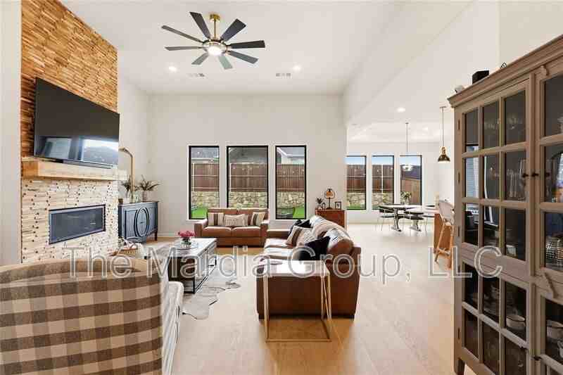 1721 Salvatore Ln - Photo 3 of 21