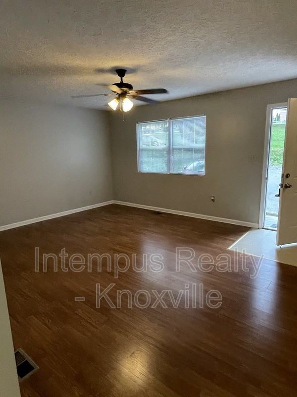 1524 Spring St - Photo 3 of 12