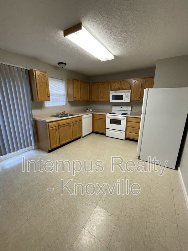 1524 Spring St - Photo 5 of 12