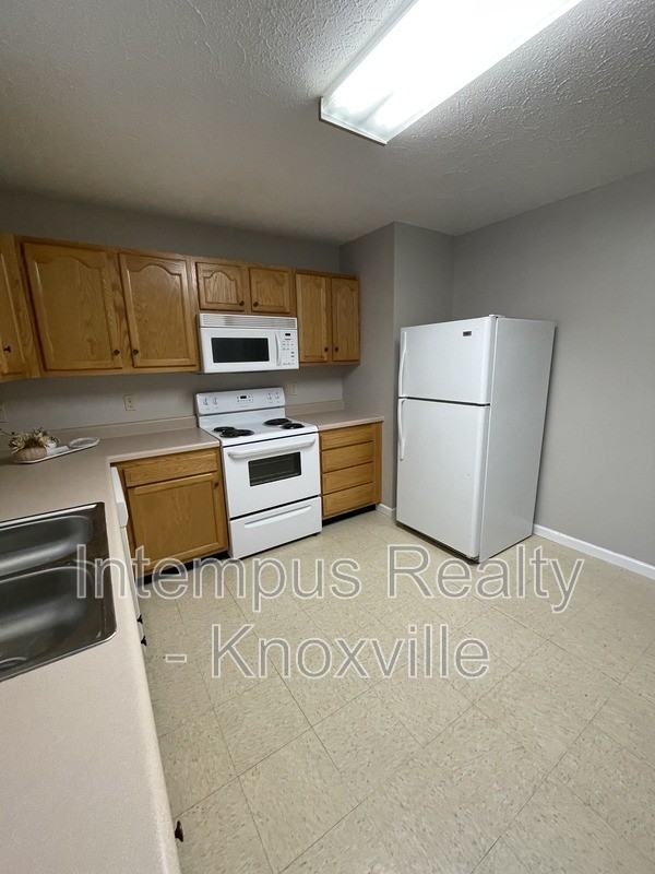 1524 Spring St - Photo 6 of 12