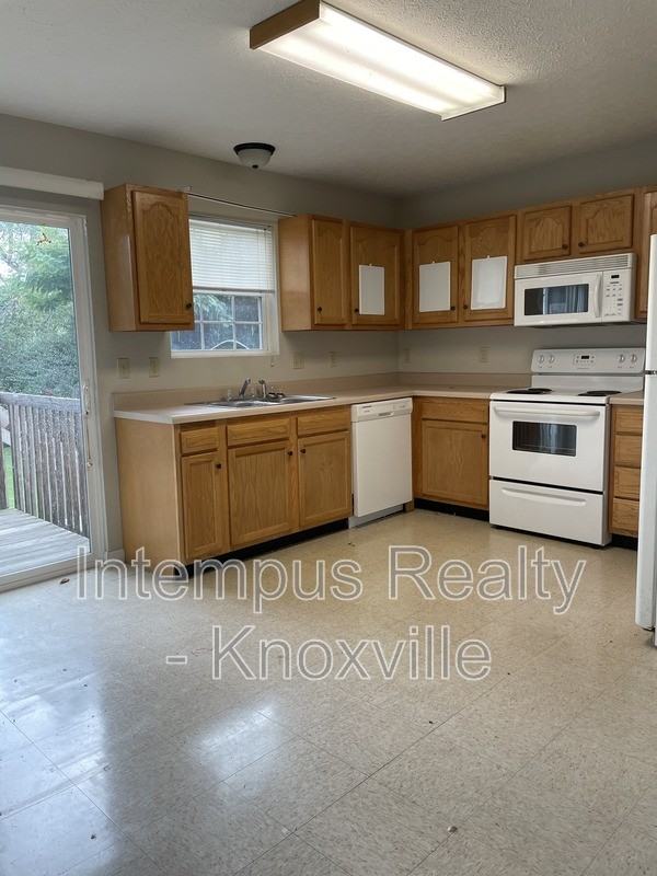 1524 Spring St - Photo 7 of 12