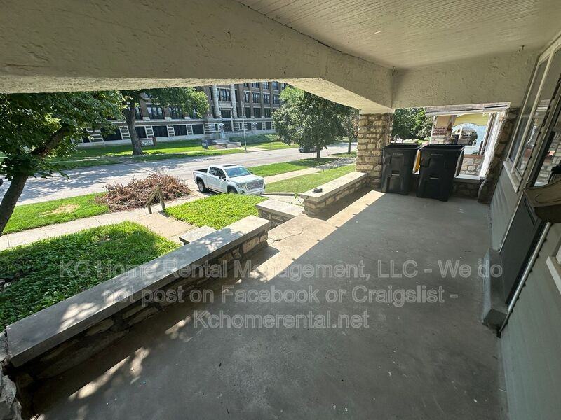 402 Van Brunt Blvd - Photo 4 of 37