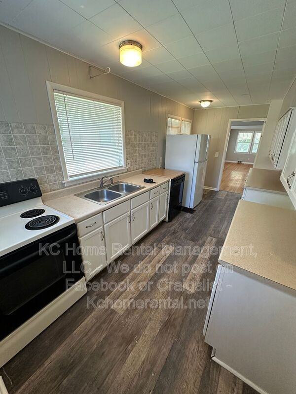 402 Van Brunt Blvd - Photo 6 of 37